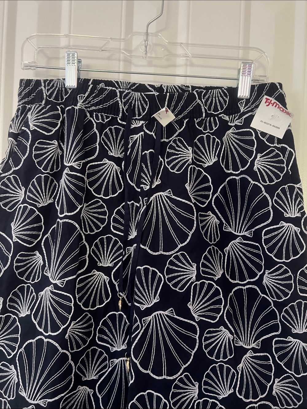 NWT Cynthia Rowley Wide Leg Crop Pants
Navy Blue Seashell
Embroidered Cotton